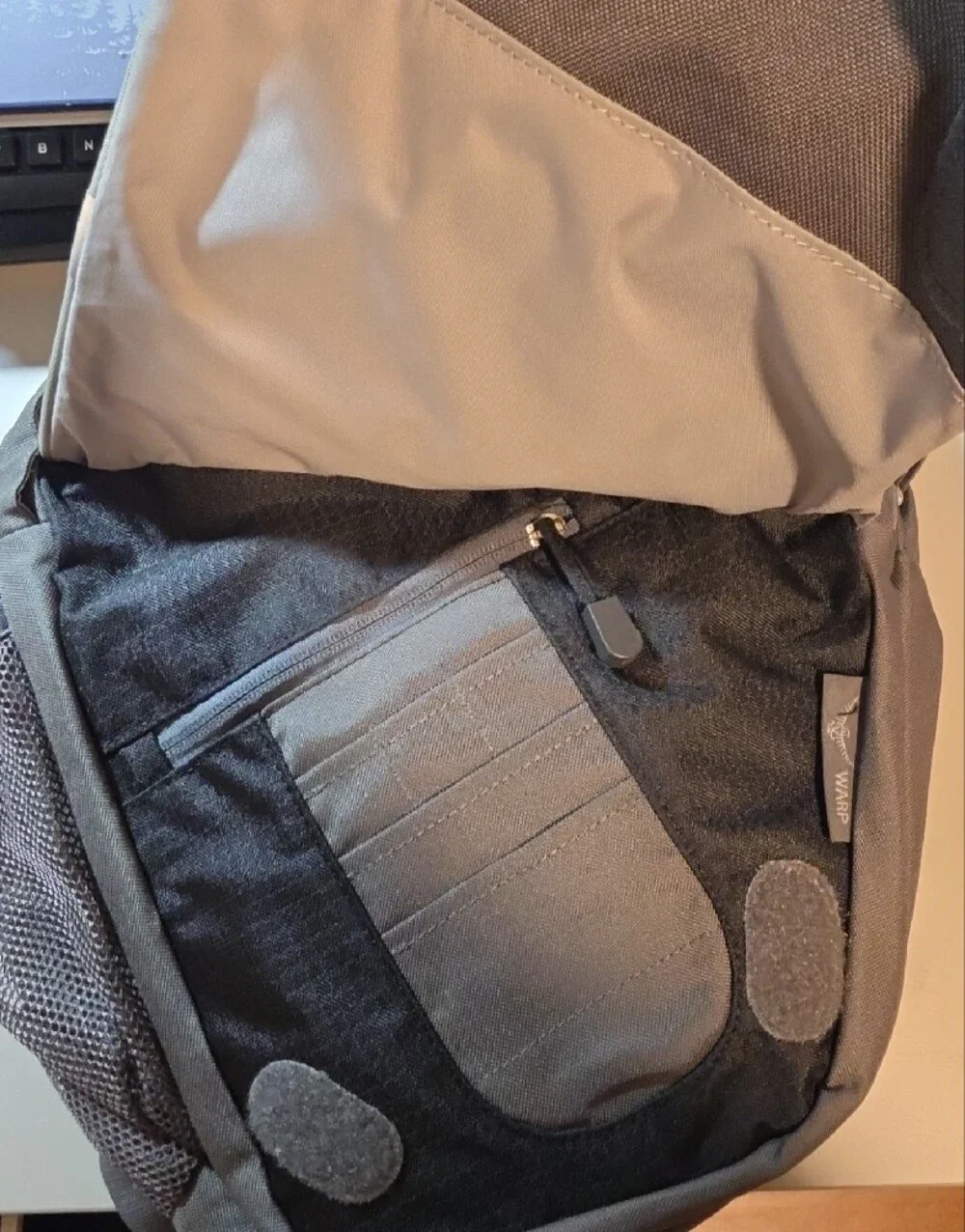OSPREY SLING Black and Gray Commuter